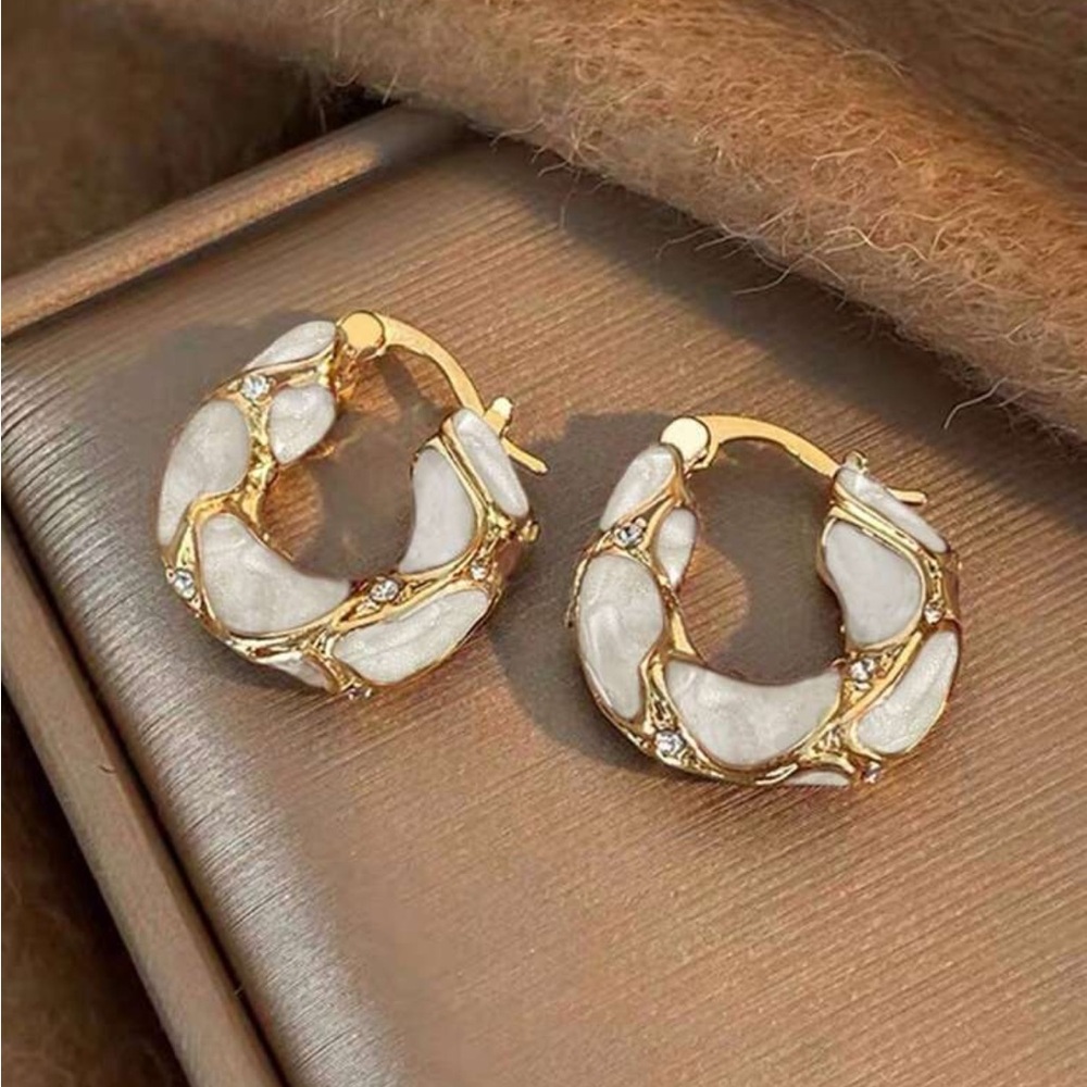 BRAND NEW 🤍Luxury Retro Enamel Drop Hoop Paterne Earrings with Rhinestones